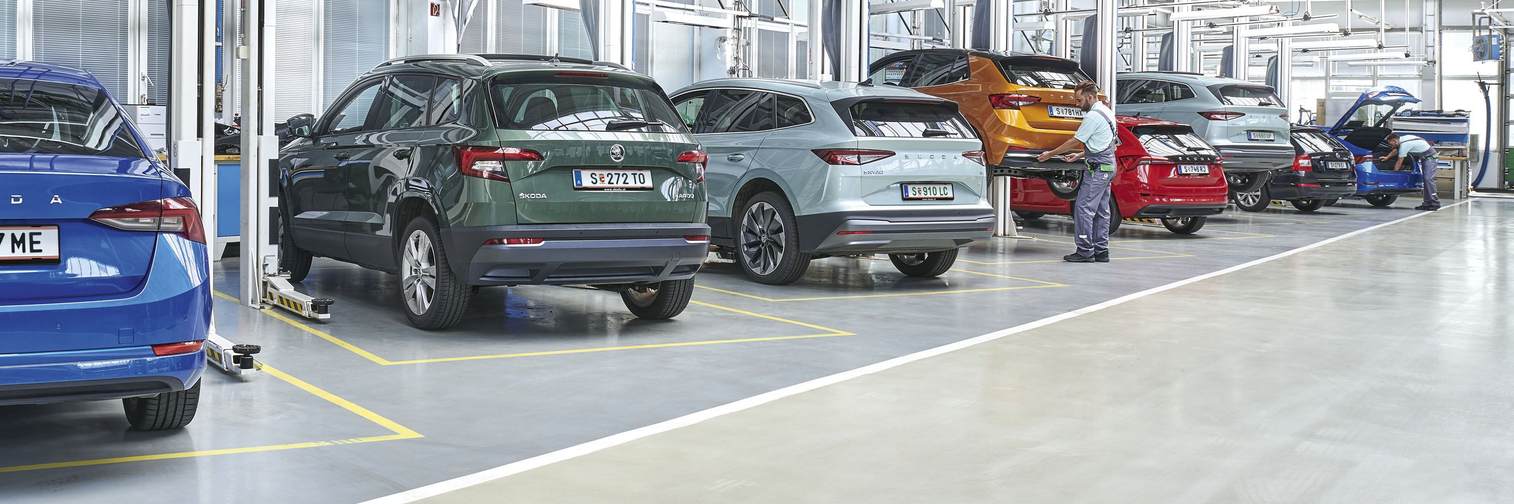 Verschiedene Škoda Modelle in einer Werkstatt