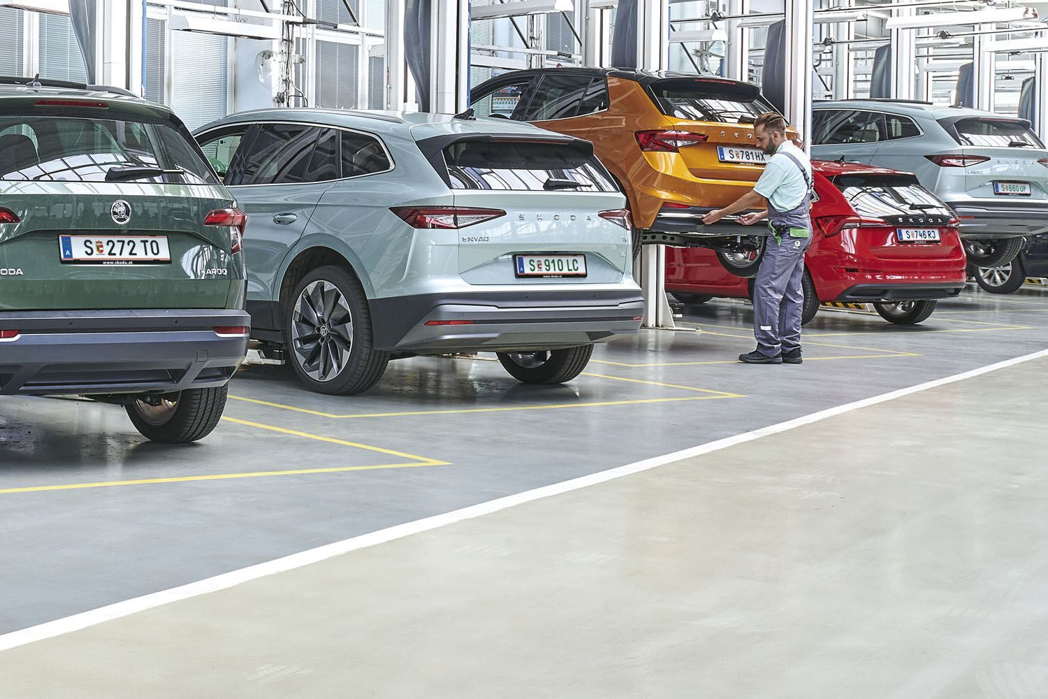 Verschiedene Škoda Modelle in einer Werkstatt