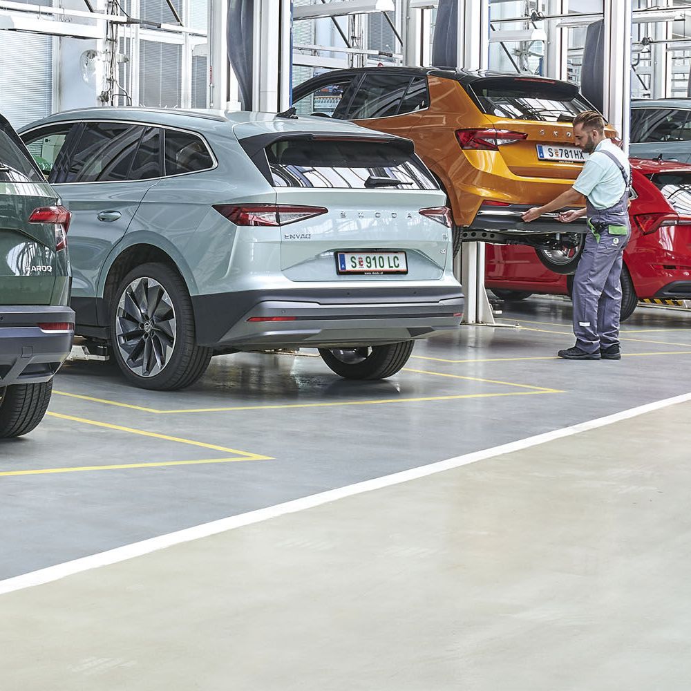 Verschiedene Škoda Modelle in einer Werkstatt