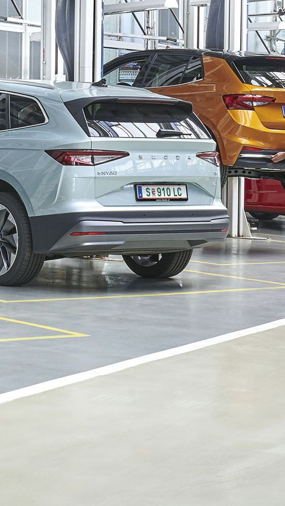 Verschiedene Škoda Modelle in einer Werkstatt