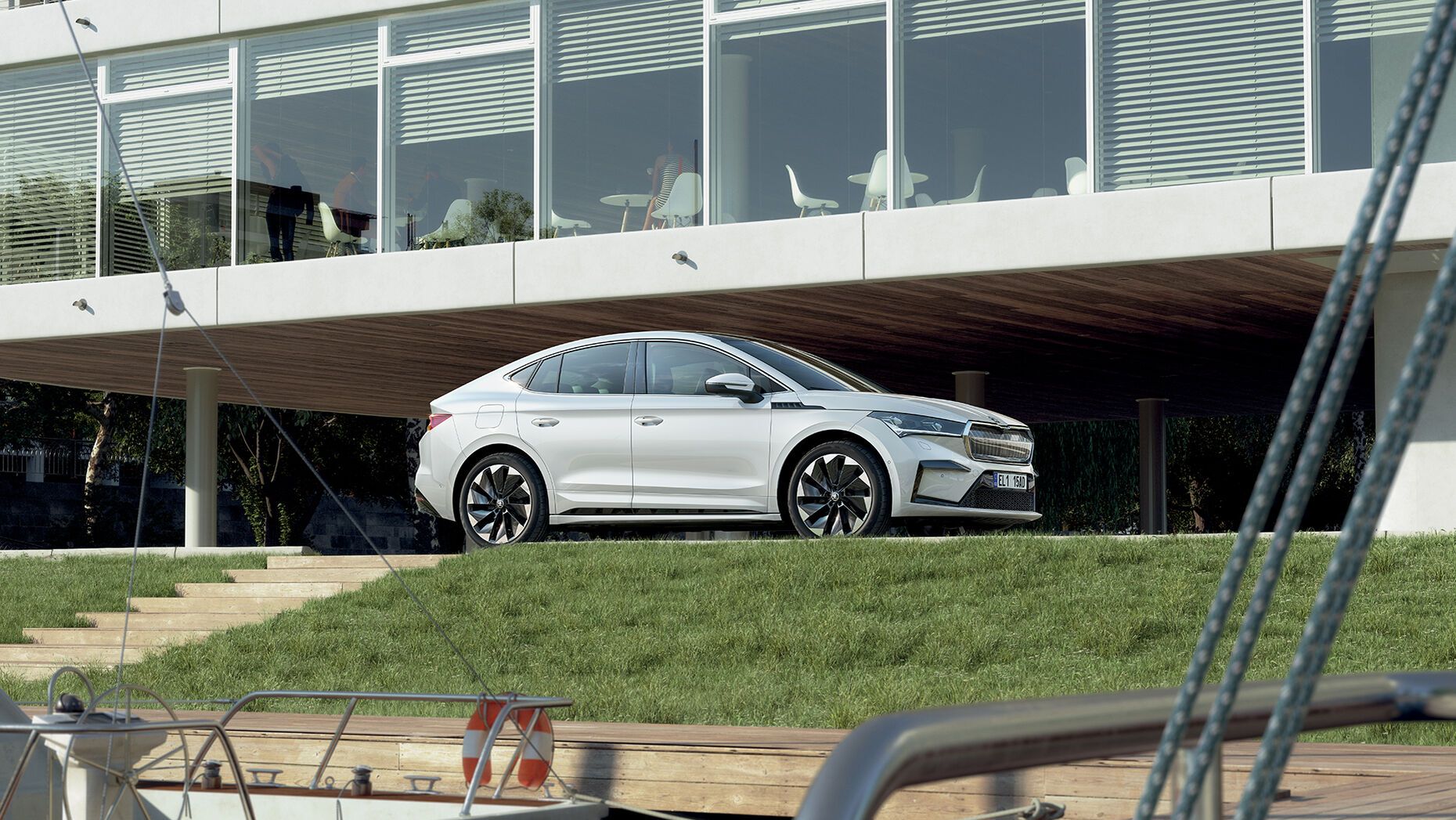 Heckansicht eines silbernen Škoda Kodiaq