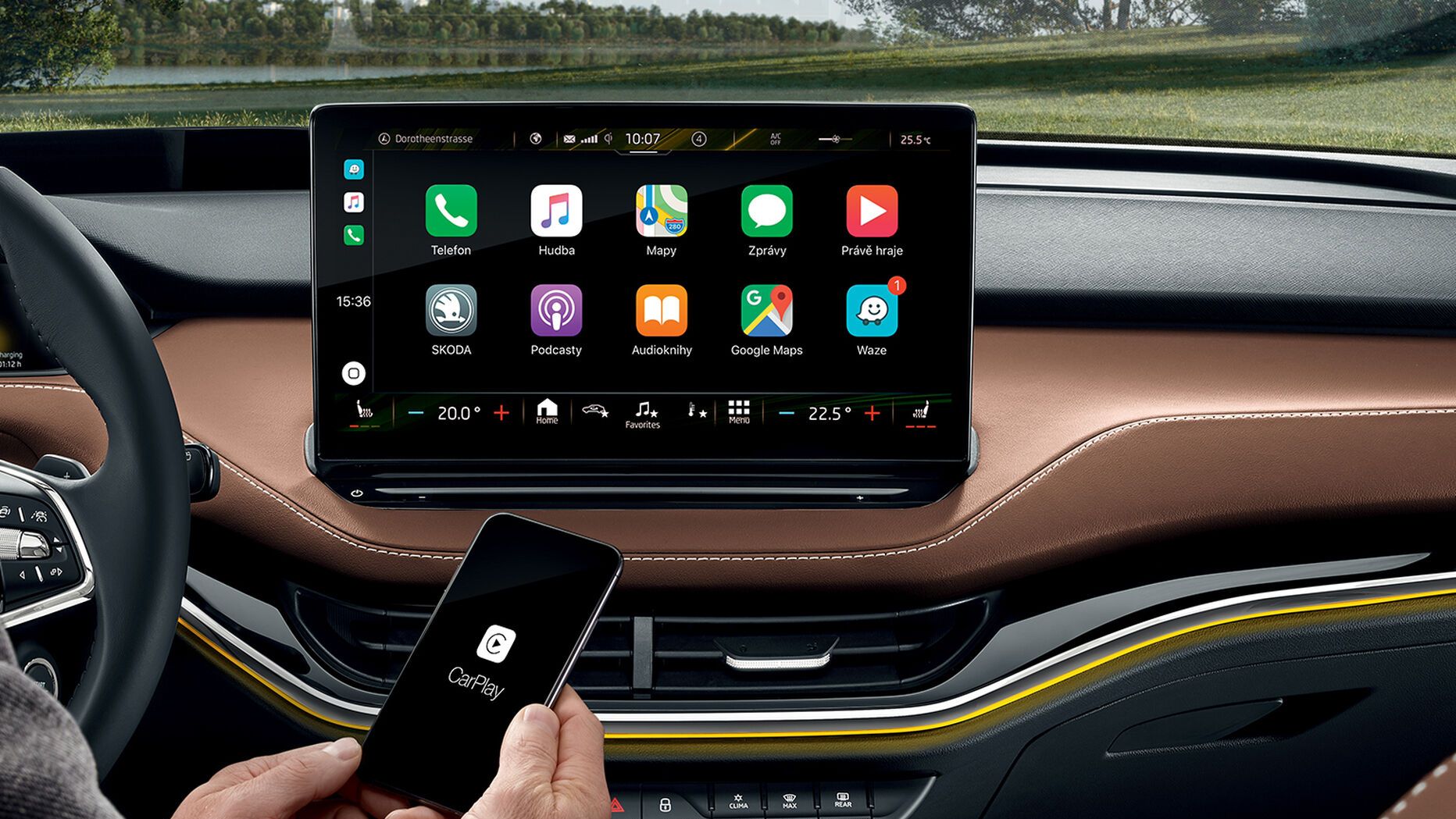 Hand mit Smartphone in einem Škoda Kodiaq