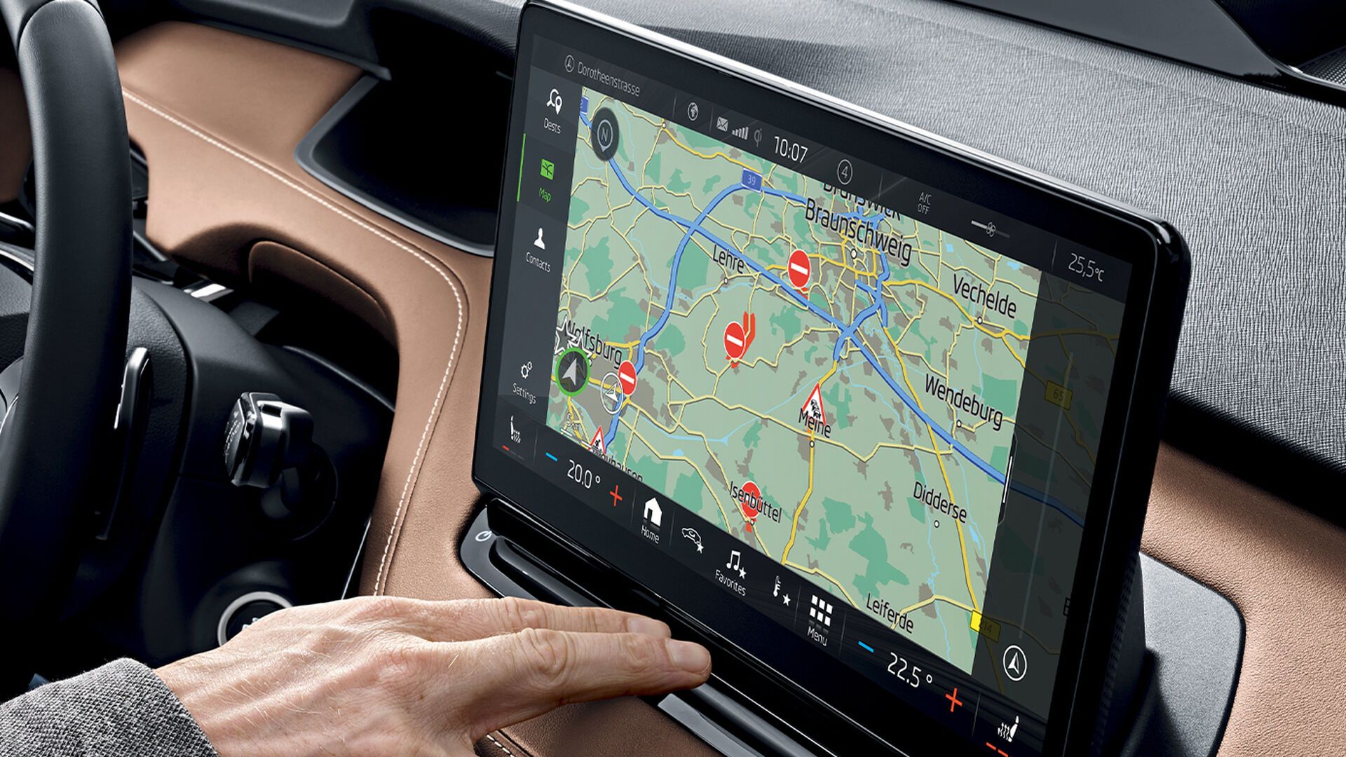 Hand mit Smartphone in einem Škoda Kodiaq