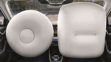 Aufgeblasene Takata-Airbags am Fahrer- und am Beifahrersitz.